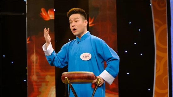 快板书演员刘默岩,天津职业艺术学院学生刘芃,刘神组成了相声"芃神