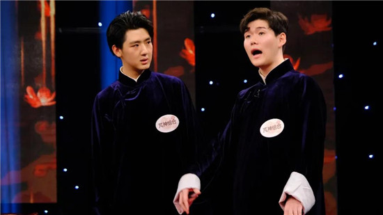 快板书演员刘默岩,天津职业艺术学院学生刘芃,刘神组成了相声"芃神