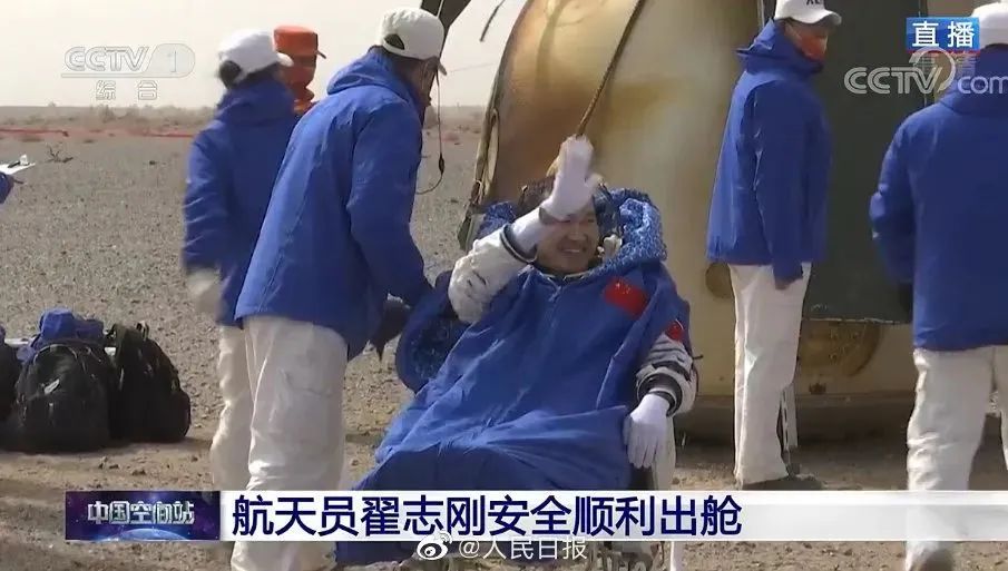 航天员翟志刚出舱航天员王亚平出舱航天员叶光富对着镜头比了个心新闻